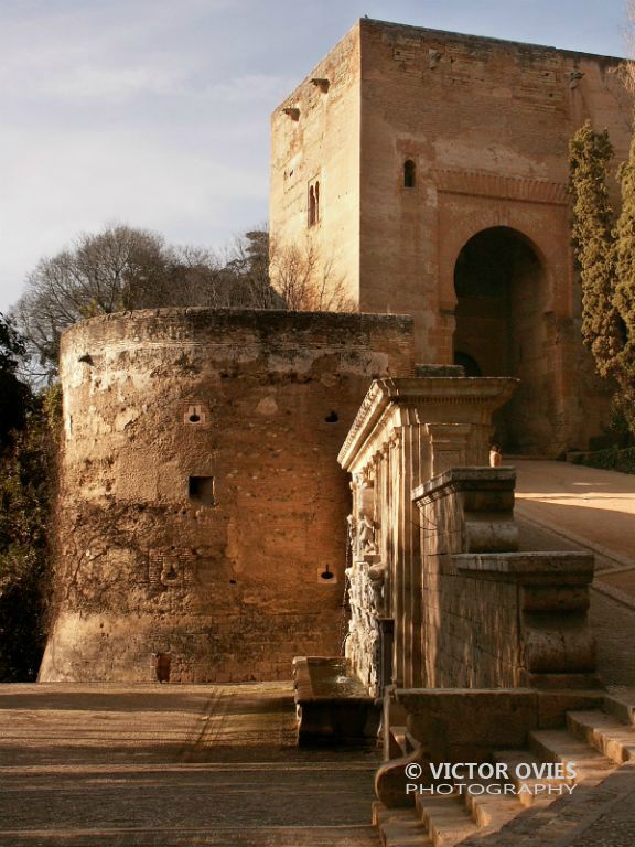 Fuente de Carlos V y Puerta de la Justicia